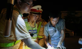 Lực lượng CSGT kiểm tra ma túy và nồng độ cồn trên cao tốc Nội Bài - Lào Cai.