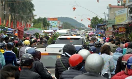 Chen chân 'mua may bán rủi' ở chợ Viềng trước giờ khai hội