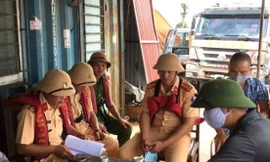 CSGT trao đổi với các thuyền viên gặp nạn sau sự cố.