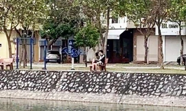 Đôi bạn trẻ tâm sự ngoài công viên giữa lúc Hải Dương giãn cách xã hội toàn tỉnh.