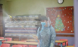 Phun khử trùng, sát khuẩn tại Trường THCS Nghĩa Tân và THCS Nguyễn Bỉnh Khiêm.