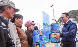 Cùng ngư dân Cát Bà thắp sáng đèn trên biển 