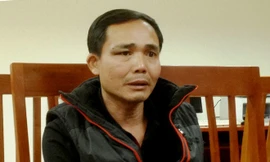 Người đàn ông xách dao đâm bạn chết ở quán bia ra đầu thú