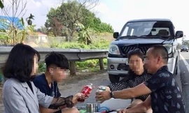 Tước GPLX, phạt 5,5 triệu đồng tài xế dừng xe mở tiệc ăn trên cao tốc