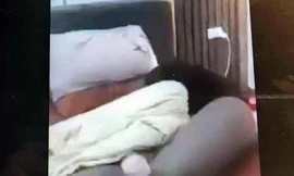 Đến thăm nhà con trai, người phụ nữ phát hiện cô gái bị bắn vào đầu 