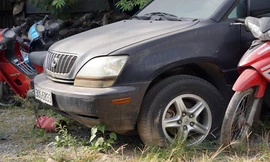 Porsche, Lexus... tiền tỷ phủ bụi, 'bỏ xó' trong bãi giữ xe ở Hà Nội