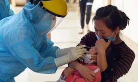 Lực lượng y tế lẫy mẫu xét nghiệm người liên quan các ca bệnh.