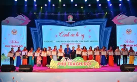 35 thầy cô giáo tiêu biểu nhận giải thưởng 'Cánh én hồng'