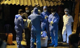 Cung cấp đồ ăn cho hộ dân trong khu cách ly khử khuẩn ở Cầu Giấy