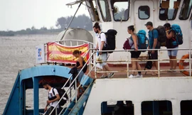 Đón du khách, tàu du lịch về nơi tránh bão ở Cát Bà 