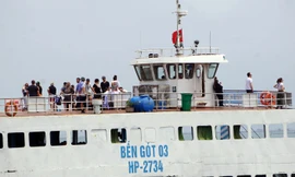 Không còn cảnh vật vạ chờ phà rời Cát Bà dịp nghỉ lễ 30/4