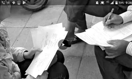 Hình ảnh cò” đang nhận hồ sơ, làm thủ tục cho khách.