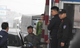 Tài xế sử dụng tiền lẻ qua trạm BOT QL 5.