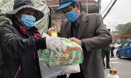 Tiếp tế thực phẩm cho người cách ly tại Bệnh viện Trẻ em Hải Phòng