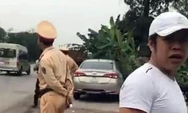 Người đàn ông lạ có dấu hiệu tấn công tài xế ghi hình giám sát tổ CSGT trên QL 10, thuộc địa phận huyện Thủy Nguyên (TP Hải Phòng). Ảnh: Cắt từ clip