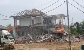 Lực lượng chức năng cưỡng chế, tháo dỡ tòa lâu đài tráng lệ nhất Nông trường Quý Cao.