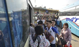 Cuối chiều, người dân vẫn ùn ùn về quê, bến xe Giáp Bát quá tải