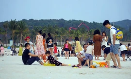 Bãi tắm nhân tạo ở Đồ Sơn kẹt cứng ngày nghỉ lễ dù chưa mở cửa