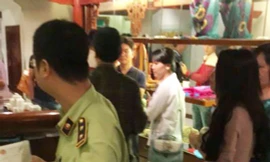 Cơ quan chức năng kiểm tra cửa hàng KhaiSilk tại cửa hàng 113 Hàng Gai.
