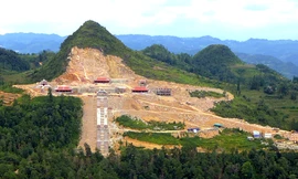 Công trình đang thi công dự án du lịch sinh thái văn hóa, tâm linh vào tháng 8/2019. Ảnh: Thạch Nguyễn.