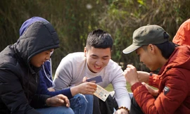 Chen chúc 'đánh bạc' trên thuyền ngày khai hội chùa Hương