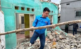 Lực lượng Đoàn Thanh niên phường Sao Đỏ (TP Chí Linh) hỗ trợ tháo dỡ, vận chuyển, tạo mặt bằng cho các gia đình xây nhà. Ảnh: BHD