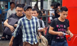 Ùn ùn về nghỉ lễ, cửa ngõ Hà Nội và TPHCM kẹt cứng