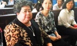 Bà Hứa Thị Phấn (bên trái)