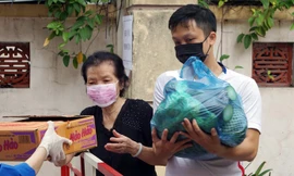 Người dân tiếp nhận lương thực thực phẩm.