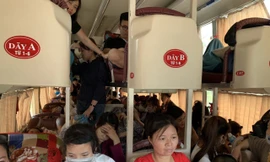 Xe 45 chỗ nhồi đến 104 người, nhà xe bị xử lý ra sao? 