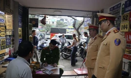 Sản xuất biển số xe giả giữa phố cổ Hà Nội