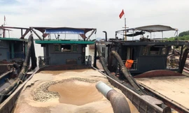 Tàu khai thác trái phép bị CSGT phát hiện.