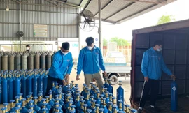 Đoàn viên tại Hải Phòng vận chuyển bình tới ATM Oxy.