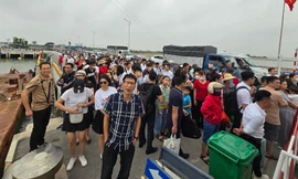 Khách ngộp thở, chờ phà 3 tiếng mới ra được Cát Bà du lịch