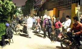 Người dân theo dõi lực lượng khám nghiệm, điều tra vụ hỏa hoạn khiến 3 người tử vong.