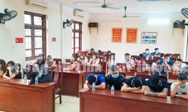 Các đối tượng tại cơ quan công an.