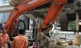 Lái máy xúc trúng đường điện ngầm, hàng trăm hộ dân bị ngắt điện