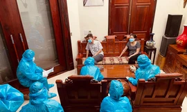 Lực lượng chức năng làm việc với y sỹ Nguyễn Văn Hiền. Ảnh: Đài PT TP Hải Dương