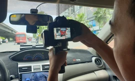 CSGT hóa trang sử dụng thiết bị nghiệp vụ xử lý vi phạm trên đường Phạm Hùng (Hà Nội).