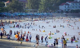 Bãi biển Đồ Sơn kín người tắm biển giải nhiệt trước khi bị dừng hoạt động.