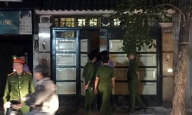 Công an khám xét nhà ông Phan Hữu Tuấn tại phố Yên Phụ, quận Tây Hồ tối 17/4. Ảnh: Nguyễn Hoàn