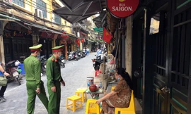 Công an quận Hoàn Kiếm tuần tra, nhắc nhở người dân thực hiện công tác phòng chống dịch COVID-19.