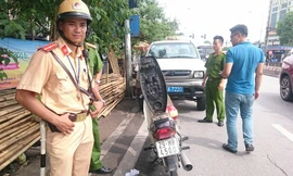 Giật thẻ tuần tra, đập vỡ điện thoại của CSGT