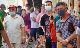 Người dân Hải Phòng dậy từ sớm xếp hàng mua bánh trung thu