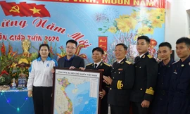 Đoàn công tác tặng bản đồ Việt Nam cho Lữ đoàn đặc công 126 đêm 30 Tết Nguyên đán Giáp Thìn 2024.