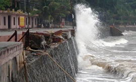 Hàng trăm mét bờ kè biển ở Đồ Sơn bị sóng đánh vỡ vụn