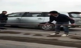 Hình ảnh tài xế tháo dỡ rào chắn trên cầu Thanh Trì trưa 15/12. Ảnh: Cắt từ clip