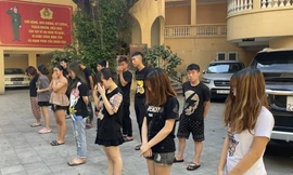 Các đối tượng tại cơ quan công an.