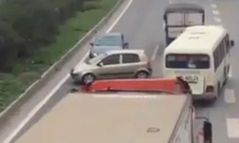 Xế hộp quay đầu, di chuyển ngược chiều trên cao tốc Hà Nội - Bắc Giang.