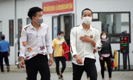 Công nhân Công ty Eastech, KCN Cộng Hòa (TP Chí Linh, Hải Dương) đi làm nhiều ngày nay.